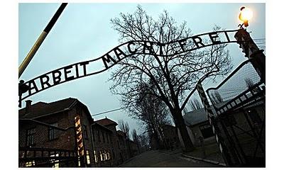 Policía de Polonia recuperó el cartel de la entrada del campo de concentración de Auschwitz