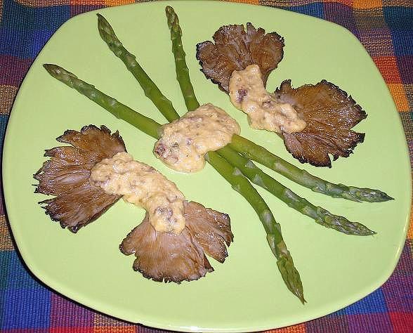 Espárragos y setas con salsa de naranja , tomates secos y almendra Espárragos y setas con salsa de naranja , tomates secos y almendra