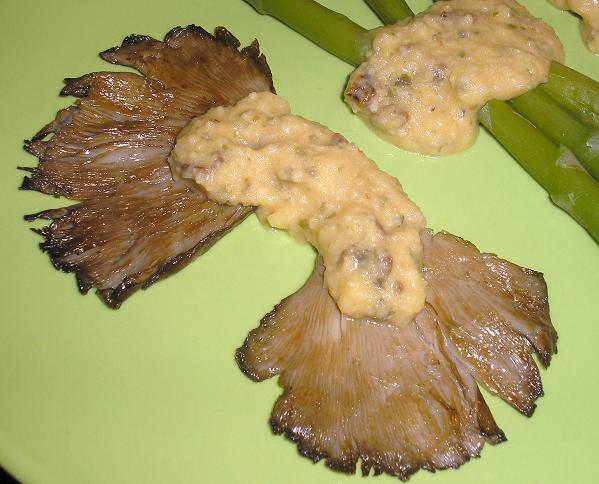 Espárragos y setas con salsa de naranja , tomates secos y almendra Espárragos y setas con salsa de naranja , tomates secos y almendra