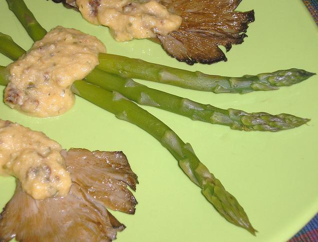 Espárragos y setas con salsa de naranja , tomates secos y almendra Espárragos y setas con salsa de naranja , tomates secos y almendra