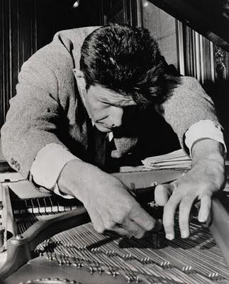 John Cage 'preparando' un piano