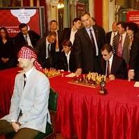 Topalov jugando ajedrez a la ciega contra varios tableros