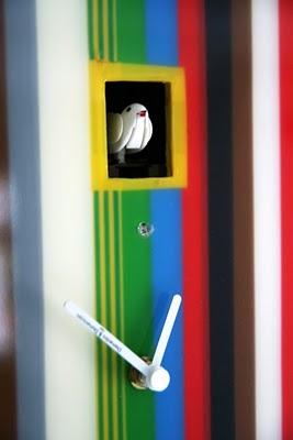 Un reloj con un lienzo forrado y unas manecillas Un reloj con un lienzo forrado y unas manecillas