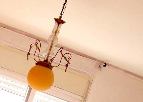 Cómo reciclar una vieja lámpara con pintura y cinta. como renovar una vieja lampara con pintura