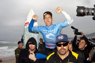 Kelly Slater hace sonar la campana en Bells Beach