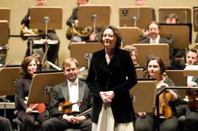 Detalle sin sustancia Nathalie Stutzmann con la ROSS en una anterior visita al Teatro de la Maestranza