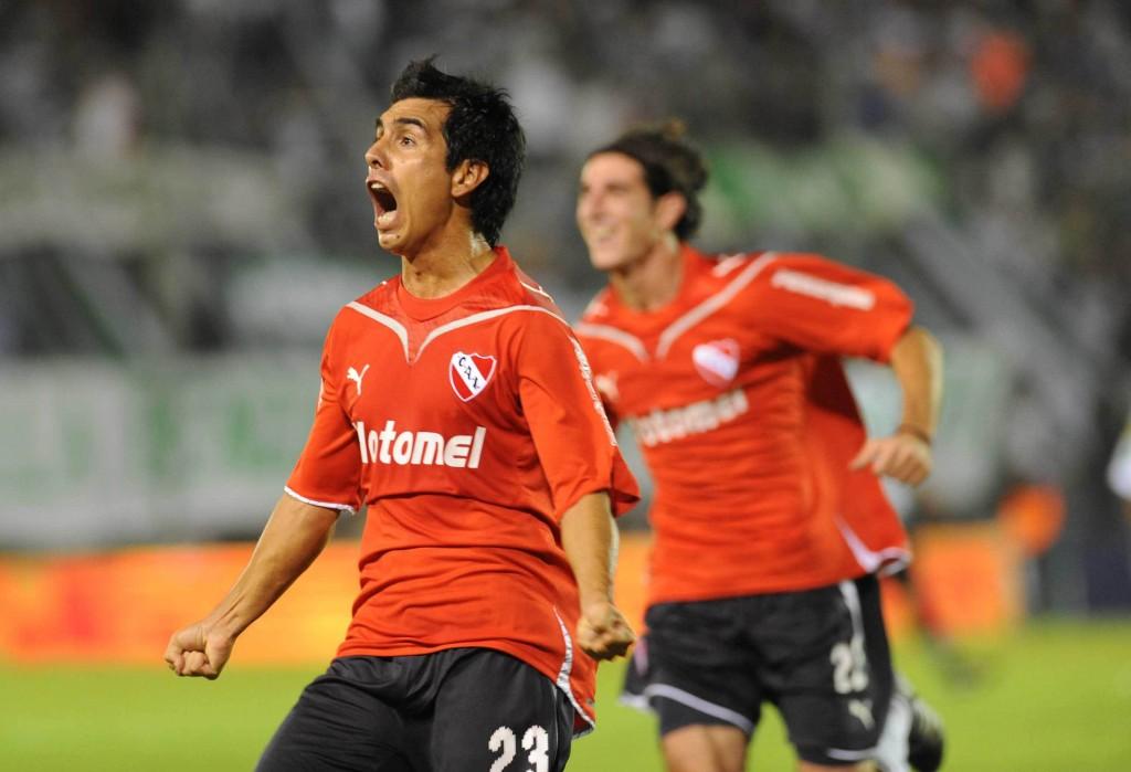Independiente y Estudiantes aprovecharon la derrota del “Tomba”