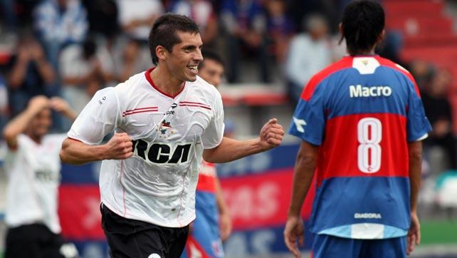 Independiente y Estudiantes aprovecharon la derrota del “Tomba”