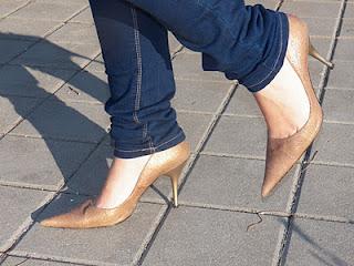 BORDEAUX AND GOLD BORDEAUX AND GOLD