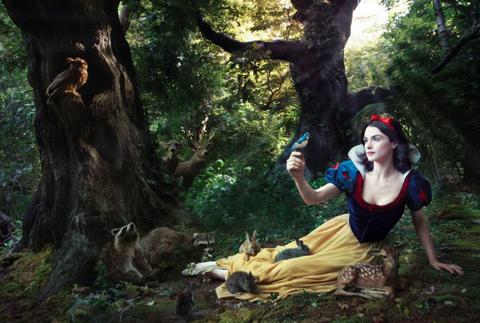 El mundo Disney por Annie Leibovitz Snow-White-Rachel-Weisz-550x370