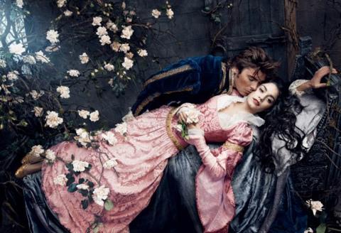 El mundo Disney por Annie Leibovitz Sleeping-Beauty-Zac-Efron-Vanessa-Hudgens-550x376