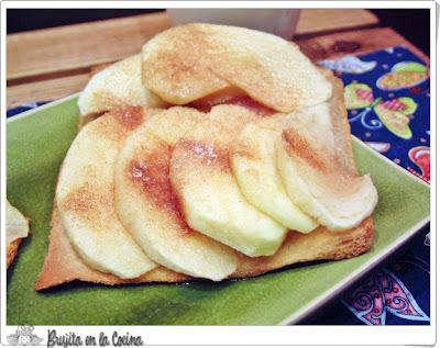 Tostada de manzana caramelizada Tostada de manzana caramelizada