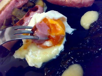 Chistorritas sobre berenjena esparragá con huevo escalfado a la pastora Chistorritas sobre berenjena esparragá con huevo escalfado a la pastora