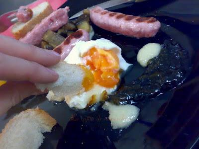 Chistorritas sobre berenjena esparragá con huevo escalfado a la pastora Chistorritas sobre berenjena esparragá con huevo escalfado a la pastora