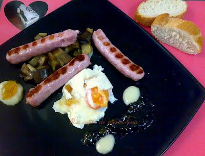 Chistorritas sobre berenjena esparragá con huevo escalfado a la pastora Chistorritas sobre berenjena esparragá con huevo escalfado a la pastora