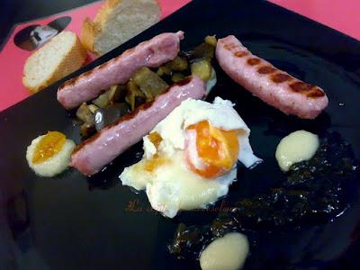 Chistorritas sobre berenjena esparragá con huevo escalfado a la pastora Chistorritas sobre berenjena esparragá con huevo escalfado a la pastora