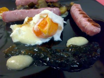 Chistorritas sobre berenjena esparragá con huevo escalfado a la pastora Chistorritas sobre berenjena esparragá con huevo escalfado a la pastora
