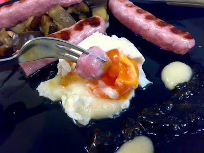 Chistorritas sobre berenjena esparragá con huevo escalfado a la pastora Chistorritas sobre berenjena esparragá con huevo escalfado a la pastora