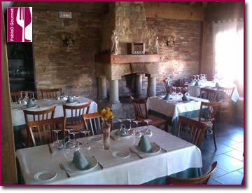 salon-chimenea Comiendo en El Llantar de la Sierra (Guadalix de la Sierra, Madrid)