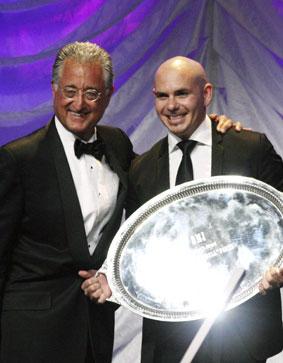 Noticias: Pitbull recibe el premio Presidencial BMI por su influencia en la música