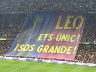 El Camp Nou rinde homenaje a Lionel Messi