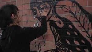 La grafitera conocida como Bastardilla dibuja a los excluidos de la sociedad en la ciudad de Bogotá, Colombia. Este corto forma parte de la web documental Défense d'afficher, un proyecto de la televisión francesa que busca descubrir lo que cuentan las calles del mundo en el que vivimos. (LIONEL ROSSINI /  20minutos.es)