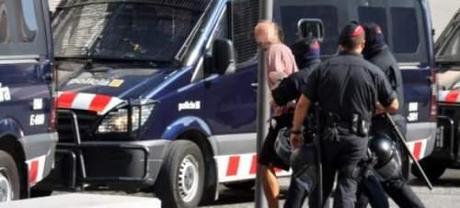 Los Mossos se llevan a un indignado detenido en la Ciutat de la In-Justícia Los Mossos se llevan a un indignado detenido en la Ciutat de la In-Justícia