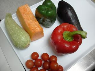 Brochetas de verdura con salsa agridulce.