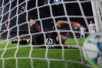 Messi lleva de la mano al Barça hacia semifinales de Champions tras penalizar a un Milan ingenuo (3-1)