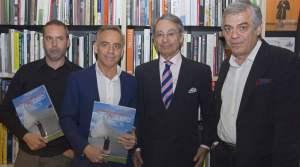 JOAQUÍN TORRES DIGNIFICA LA ARQUITECTURA DIRIGIDA A LA VIVIENDA UNIFAMILIAR El leonés Rafael Llamazares, Torres, su colega J. Ignacio Vicens y el periodista Juan Lagardera. Efe - www.diariodeleon.es