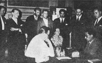 II Campeonato Mundial Juvenil de Ajedrez (Copenhague, 1953): Triunfo de Oscar Roberto Panno Encuentro de ajedrez Wexler-Bartis, con Panno, Foguelman y Martín de espectadores