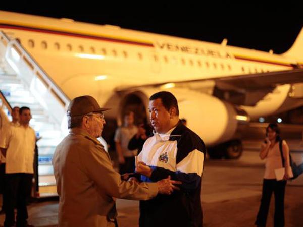 Hugo Chávez llegó a Venezuela tras la segunda sesión de radioterapia