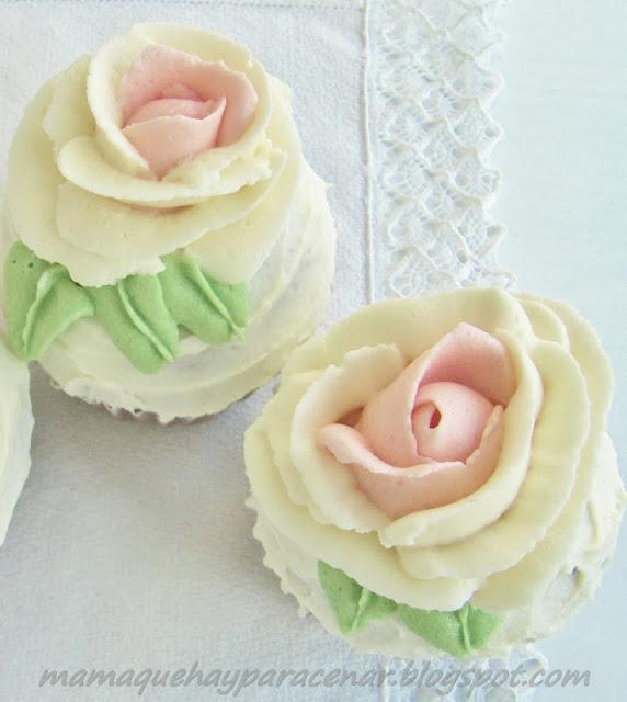 CUPCAKES ROSAS DE BUTTERCREAM CUPCAKES ROSAS DE BUTTERCREAM