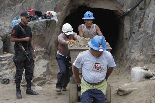 Preparan túnel para rescate de nueve mineros atrapados en Perú Preparan túnel para rescate de nueve mineros atrapados en Perú