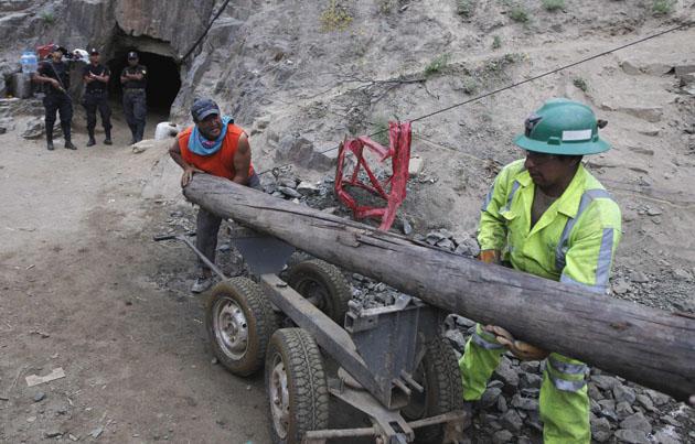 Preparan túnel para rescate de nueve mineros atrapados en Perú Preparan túnel para rescate de nueve mineros atrapados en Perú