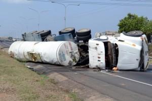 21 t2 f1 Se volcó gandola en la Avenida Guayana con 8 toneladas de azufre líquido