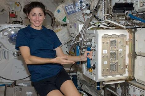 La astronauta Nicolle Stott junto al módulo en el que viajaron los ratones. | NASA La astronauta Nicolle Stott junto al módulo en el que viajaron los ratones. | NASA