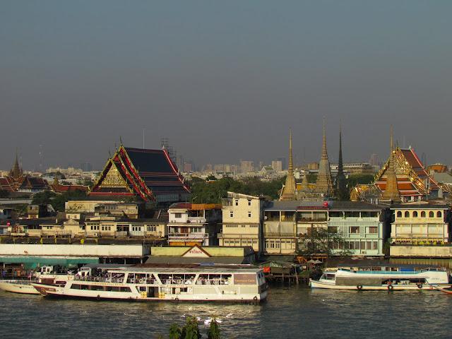 Bangkok. Navegando al atardecer Bangkok. Navegando al atardecer