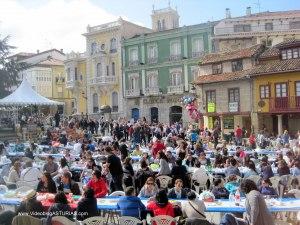 Comida en la calle 2012 de Avilés: Mesas en calle San Francisco Comida en la calle 2012 de Avilés: Mesas en calle San Francisco