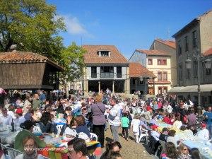 Comida en la calle Aviles 2012: Mesas en plaza Carbayedo Comida en la calle Aviles 2012: Mesas en plaza Carbayedo