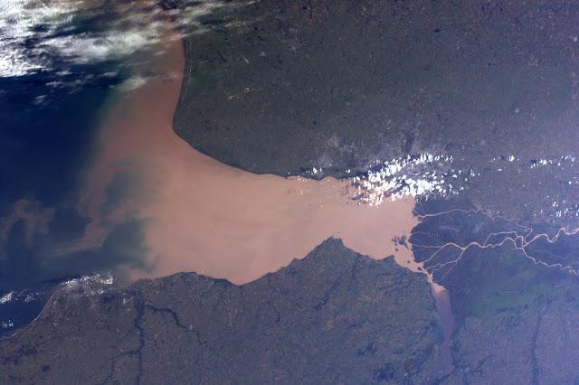 El Río de la Plata visto desde la Estación Espacial Internacional. El Río de la Plata visto desde la Estación Espacial Internacional.