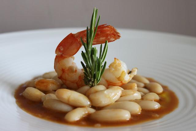 Alubias estofadas con gambas rojas al perfume de albahaca.