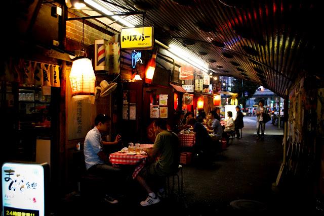 Cenando bajo las vias