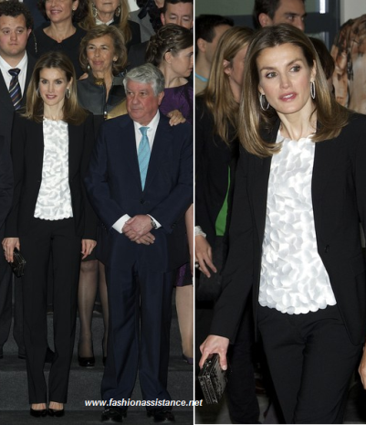 Dña. Letizia elige un sobrio look en blanco y negro para la entrega de los Premios Stela