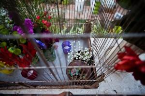 Detalles florales y velitas en una vieja jaula.