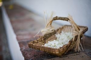 Cesta de jazmines de madagascar para la ceremonia.