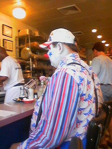 Con nariz de payaso Clown at Breakfast