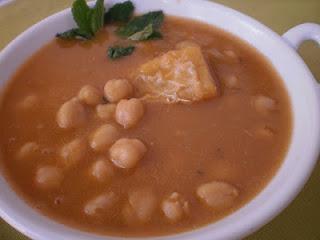 POTAJE DE GARBANZOS CON BACALAO CON SU TOQUE DE HIERBABUENA POTAJE DE GARBANZOS CON BACALAO CON SU TOQUE DE HIERBABUENA