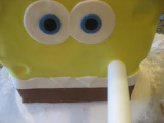 Paso a paso: Tarta fondant de Bob Esponja sentado