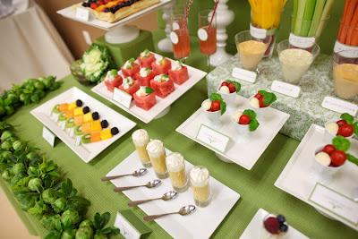 Un buffet de verduras y frutas